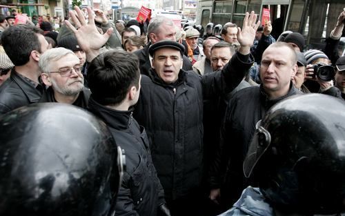 MOSKOU - Garry Kasparov zaterdag tijdens een demonstratie in Moskou. Oppositievoeren is voor Garry Kasparov, de voormalig schaakkampioen die zaterdag door de politie in Moskou urenlang werd vastgehouden, geen nieuw metier. Na zijn afscheid als beroepsscha