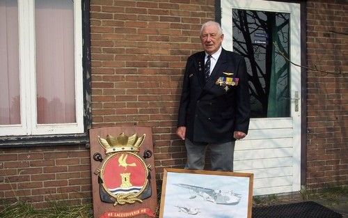 VALKENBURG &#61559;– Oud marineman Gerhard de Bruyn voor de voormalige longroom van onderofficieren bij vliegveld Valkenburg waar hij zijn verzameling heeft opgeslagen. Links het wapen van het marinevliegkamp, recht een schilderij van de Martin Mariner, e