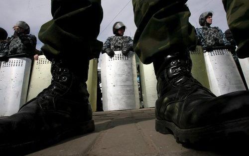 SINT PETERSBURG – Een kordon van de Russische oproerpolitie op het Pionerskayaplein in Sint-Petersburg. De politie in Moskou en Sint-Petersburg trad het afgelopen weekeinde hard op tegen demonstranten die protesteerden tegen het bewind van president Poeti