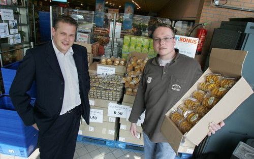 CALLANTSOOG – Winstpallet is geen oceaanstomer, eerder een zeilschip waarop snel reageren van groot belang is. Jaap van Vuure (r.) doet de inkoop. „Als supermarktmens weet ik wat aantrekkelijke handel is. Saus voor asperges bijvoorbeeld moet je nu hebben,