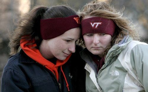 BLACKSBURG – Studenten van het Virginia Polytechnic Institute Lindsey Williamson (l.) en Katrina Broas (r.) proberen elkaar te troosten. Foto EPA