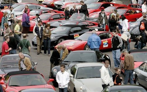 DEVENTER – Het bedrijf Ferrari bestaat zestig jaar. De autofabrikant luistert zijn verjaardag op met een estafettetocht rond de wereld. Honderd Ferrari’s doen in 148 dagen ongeveer vijftig landen aan. Dinsdag reed de stoet onder meer door Deventer. Foto A