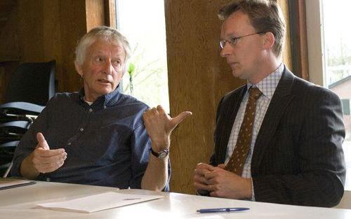 UDDEL – Studentenvereniging Voetius belegde de afgelopen dagen een conferentie over de verhouding tussen kerk en politiek. Woensdag was er een forumbijeenkomst waaraan deelnamen prof. dr. Mient Jan Faber (links), oud algemeen secretaris van het Interkerke