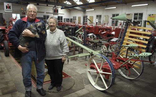 VALTHERMOND – „Al zijn vrije tijd gaat erin zitten. En al het geld.” Jochina Drenthe (80) is niet alleen maar enthousiast over de verzamelwoede van haar man. Een grote collectie oude landbouwwerktuigen vult de schuren achter hun huis in Valthermond. Foto 