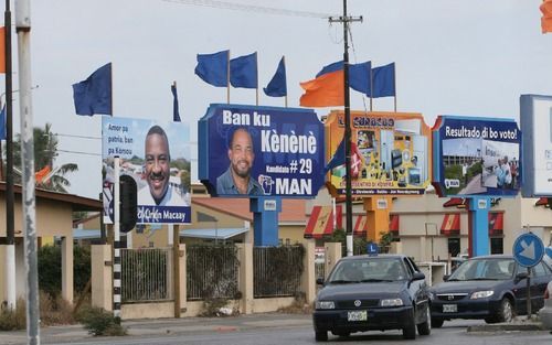 WILLEMSTAD - De wijk Santa Maria donderdag voor de verkiezingen op de Antillen. Op de vijf eilanden van de Nederlandse Antillen zijn vrijdag verkiezingen voor de Eilandsraad. Al wekenlang zijn er op de eilanden soms zeer felle campagnes. In december 2008 