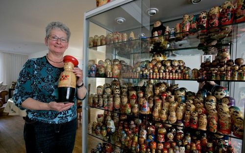 Wiljo Brouwers verzamelt al 35 jaar matroesjka’s. Haar collectie bestaat inmiddels uit honderden exemplaren. Het met de hand beschilderen van de poppen is een vak apart. „De arbeidsters zitten op stoeltjes, opgesteld in een lange rij. Ze tekenen allemaal 