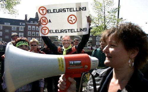 AMSTERDAM – Postbodes protesteerde vrijdag, voorafgaand aan de aan deelhoudersvergadering, tegen reorganisatieplannen van TNT. Foto ANP