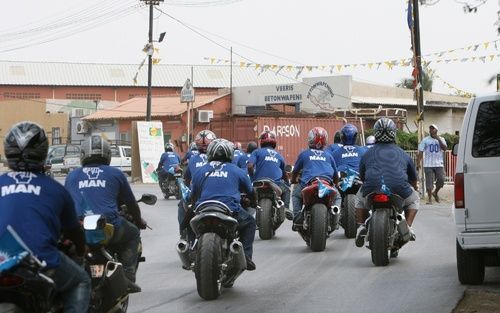 WILLEMSTAD - Aanhangers van de partij MAN vertrekken vrijdag van het partij gebouw in de wijk Otrobanda, Willemstad. De bewoners van de Nederlandse Antillen gingen vrijdag naar de stembus om nieuwe leden voor de vijf Eilandsraden te kiezen. Een belangrijk