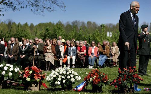 AMSTERDAM - Nederlandse oud-gevangenen van het concentratiekamp Dachau bezoeken zaterdag de jaarlijkse herdenking van de bevrijding van het kamp door Amerikaanse eenheden op 29 april 1945. Op de foto dhr van Soest, oud-Dachauer, staat stil bij de kransen.