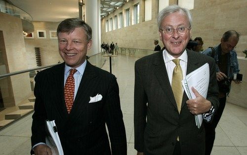 Topmannen Rijkman Groenink van ABN AMRO (l.) en John Varley van Barclays Bank vlak voor hun persconferentie van maandagmorgen. De Britse bank Barclays heeft een overnamebod uitgebracht van 67 miljard euro op ABN AMRO, wat neerkomt op 36,25 euro per aandee