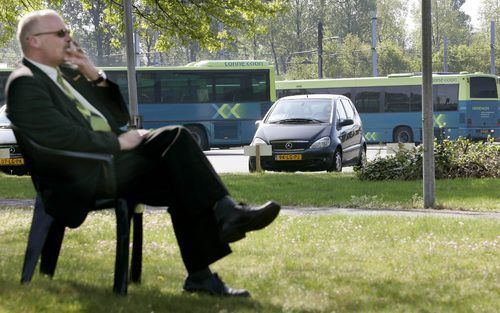 HILVERSUM - Een chauffeur geniet van zijn sigaretje. De hele week voert het streekvervoer actie. Foto ANP