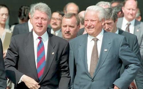 MOSKOU - De overleden ex-president van Rusland Jeltsin (r.) tijdens een ontmoeting met Bill Clinton. Foto EPA