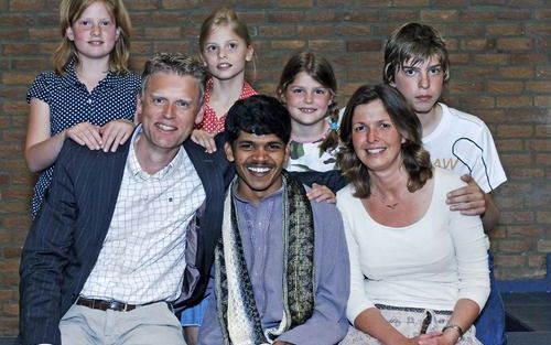 AMERSFOORT – Het echtpaar Van den Ham met hun kinderen Leobart, Annerie, Dieuwertje en Eviroos. En met sponsorkind Praveen, die ze voor het eerst ontmoet hebben nu hij met negen andere Indiase jongeren in Nederland op bezoek is. Foto Erik Kottier