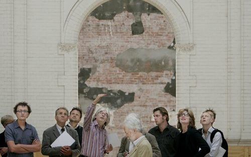 AMSTERDAM - Het Stedelijk Museum in Amsterdam wordt momenteel verbouwd. Architect Mels Crouwel (m.) en museumdirecteur Gijs van Tuyl (l.) geven belangstellenden een rondleiding. Foto ANP