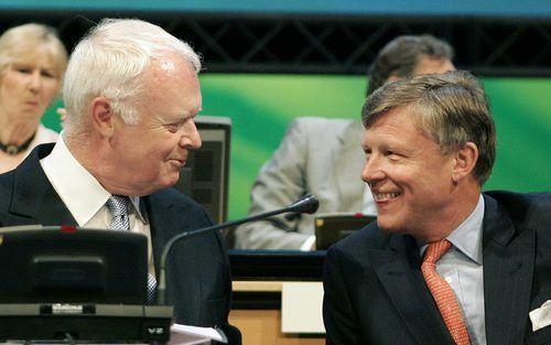 DEN HAAG - Glunderende gezichten bij de top van ABN/AMRO, Arthur Martinez (l.) en Rijkman Groenink voor aanvang van de aandeelhoudersvergadering donderdag in het World Forum Convention Centre in Den Haag. Foto ANP