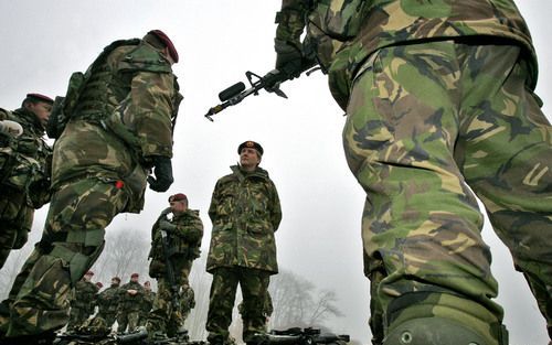 HILVERSUM – Prins Willem Alexander bereidt zich voor op het koningschap en legt daarvoor tal van bezoeken af. Zo ging hij het afgelopen jaar naar een training van militairen die later naar Uruzgan afreisden. Foto ANP