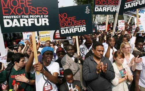 LONDON - In Downing Street, Londen, wordt gedemonsteerd tegen het geweld in Darfur. Foto EPA