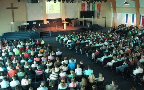 SCHIPHOL RIJK – Ongeveer 700 jongeren bezochten zaterdag het Jeugdappel -16 in het kerkgebouw van de Levend Evangelie Gemeente in Schiphol Rijk. De bijeenkomst, georganiseerd door het Landelijk Contact Jeugdverenigingen (LCJ) van de Christelijke Gereforme