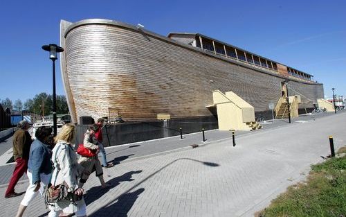 SCHAGEN – De replica van de ark van Noach ging maandag open voor publiek. Met zijn enorme afmetingen –70 meter lang, 9,5 meter breed en bijna 13 meter hoog– is de ark eigenlijk te groot voor de jachthaven in het Noord Hollandse Schagen. Foto Martin Mooij