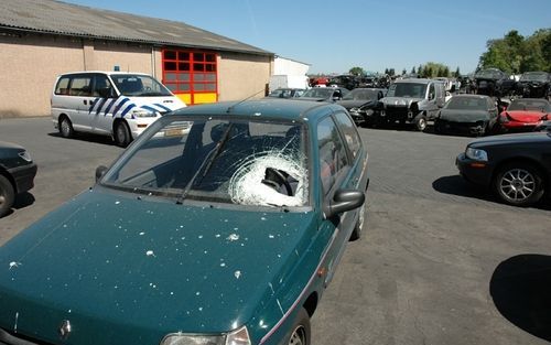 BEST - Een van de auto's die maandagavond werd getroffen door stenen, in Son in Brabant. Foto ANP