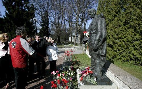 TALLINN – Leden van de Russische Doema (volksvertegenwoordiging) stonden dinsdag in de Letlandse hoofdstad Tallinn bij het monument voor de Russische soldaat, dat vorige week – tot grote woede van de Russen– van het stadscentrum verhuisde naar een militai