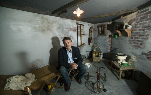 GROESBEEK – Directeur Lenders van het Nationaal Bevrijdingsmuseum 1944-1945 in Groesbeek in een nagebootste schuilkelder. Regelmatig krijgt het museum van burgers interessante spullen uit de Tweede Wereldoorlog. Foto Herman Stöver