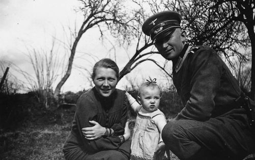 NSB’er Sommer en Liselotte Sommer Struck in maart 1941, tijdens het laatste verlof van de Nederlandse militair in Duitse dienst. In het midden dochter Heinke. Foto uit ”Een leven lang gezwegen”