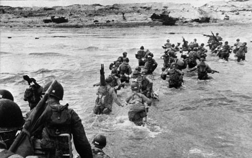 Geallieerde troepen op weg naar de kust van Normandië op D day. Veertien vergrijsde veteranen brachten gisteren een bezoek aan Zutphen voor een voorbezichtiging van een documentaire over de bevrijding van West Europa. Foto AFP