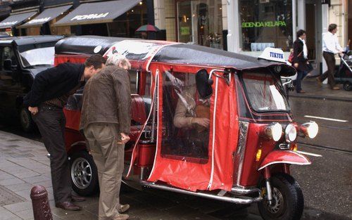 DEN HAAG – Het Haagse straatbeeld wordt binnenkort opgevrolijkt door de tuktuk, een driewieler uit Thailand die als taxi door de stad gaat rijden. Foto ANP