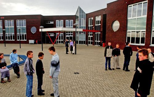 „Er is niet te krampachtig gereageerd op de invoering van de medezeggenschap in het onderwijs. Het is meer geconstateerd, en we zien het ook hier weer: gevaren dreigen van buiten, maar niet minder in eigen gelederen. Het wordt hoog tijd die gelederen te s