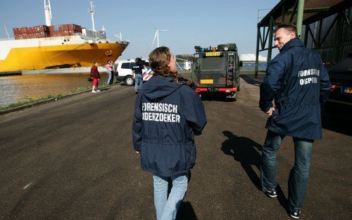 AMSTERDAM - De politie heeft zaterdag in het water van de Cacaohaven in het westelijk havengebied van Amsterdam explosieven aangetroffen. Het gaat om een nog onbekende hoeveelheid munitie, aldus een woordvoerder van de politie. Patronen en patroonhouders 