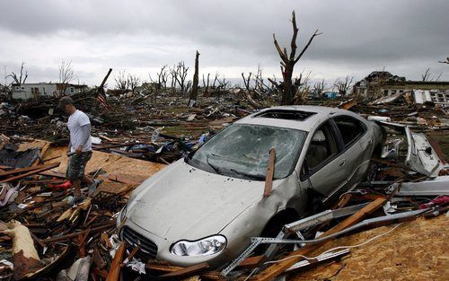 GREENSBURG - Een tornado heeft het Amerikaanse stadje Greensburg in de nacht van vrijdag op zaterdag vrijwel geheel van de kaart geveegd. Er zijn zeker negen doden. Zeventien gewonden zijn er ernstig aan toe. Foto: EPA