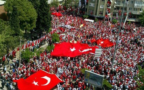 MANISA – Tienduizenden Turken gingen afgelopen zaterdag de straat op om te protesteren tegen de regering van premier Erdogan. Ook de conservatieve kandidaat voor het presidentschap, Abdullah Gül, moest het ontgelden. De betogers zien in hem een bedreiging