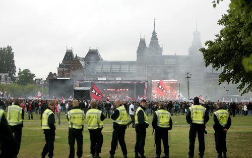 AMSTERDAM – Bij de huldiging van voetbalclub Ajax in Amsterdam zijn maandagavond rellen uitgebroken. In totaal werden vijftig mensen aangehouden wegens openlijke geweldpleging, vernieling, belediging of het niet voldoen aan een bevel of vordering. Foto AN