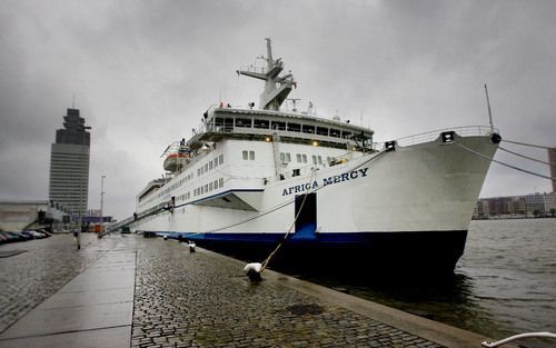 ROTTERDAM – Het hospitaalschip Africa Mercy van de christelijke hulpverleningsorganisatie Mercy Ships aan de kade in Rotterdam. Het schip zet morgen koers naar Liberia om de allerarmsten te helpen. „We brengen hoop en genezing.”