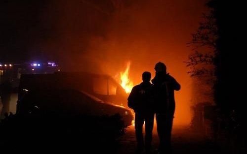 HENGELO – Hengelo wordt geteisterd door een serie autobranden. In totaal brandden al zo’n dertig auto’s uit. De politie weet nog niet wie de daders zijn. De inwoners van de Overijsselse plaats zijn de branden zat. „Het voelt alsof niets meer veilig is.” F