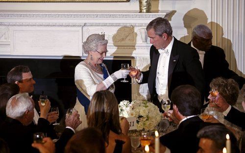 De Britse koningin Elizabeth en de Amerikaanse president George W. Bush brachten maandag tijdens het diner samen een toast uit. Foto EPA