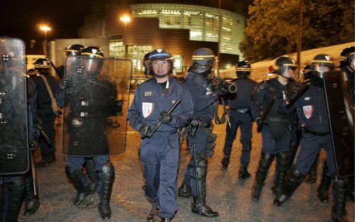 PARIJS - Franse politie staan op het Bastilleplein in Parijs tegenover demonstranten. In Frankrijk zijn de afgelopen dagen veel linkse jongeren de straat op gegaan om de demonstreren tegen de nieuwe president Nicolas Sarkozy. Foto Epa