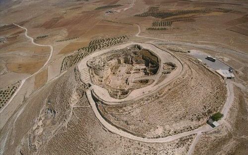 JERUZALEM – De restanten van de woestijnvesting Herodium. Herodes liet het fort bouwen op een afgevlakte heuveltop 15 kilometer ten zuiden van Jeruzalem. Foto Reuters