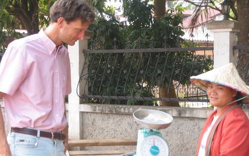 Eelco Baan bij een straatverkoopster in Vientiane: Het tempo ligt in Laos een stuk lager dan in het Westen. Foto Eelco Baan