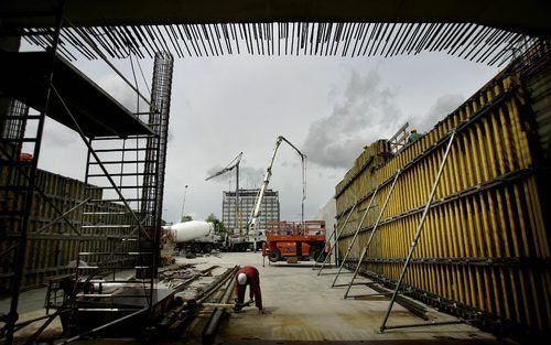 AMSTERDAM - De ingang van de nieuwe tunnel die tussen het Centraal Station en het IJ komt te liggen. Bovenop de tunnel komt een nieuw busstation. Een opzichter loopt donderdag in de Startschacht. In deze ruimte wordt begonnen met het boren van de Noord/Zu