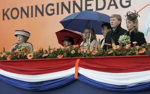 De koninklijke familie zingt het Wilhelmus bijna altijd mee. Hier aan het begin van Koninginnedag 2006 in Zeewolde. Donderdag was het Wilhelmus 75 jaar officieel het Nederlandse volkslied. Foto ANP