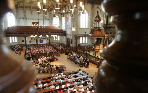 APELDOORN – Zijn er niet te veel informatiebronnen waaraan we ons laven? Die vraag stelde ds. B. de Graaf donderdag in Apeldoorn op de jaarlijkse bondsdag van de Bond van Christelijke Gereformeerde Vrouwenverenigingen. „Is het niet wijs om terughoudend te