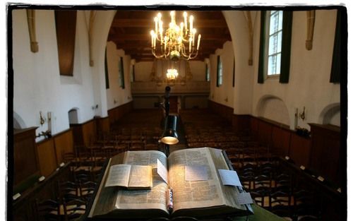 „Omgang met de Bijbel is een zaak van gelovig luisteren, in biddende afhankelijkheid van de leiding van Gods Heilige Geest; is lezen in vertrouwen dat de Schrift zijn eigen uitlegger is. God staat in voor Zijn Woord. En Zijn Woord is niet gebonden. Daarom