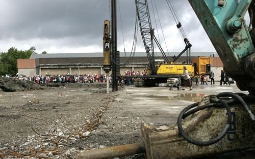 GOUDA – In Gouda werd zaterdag de eerst paal geslagen voor een nieuw kerkgebouw van de gereformeerde gemeente. Foto Martin Droog