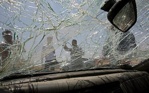 GAZA - Palestijnen bekijken een beschoten auto van de Palestijnse veiligheidsdienst. Foto EPA