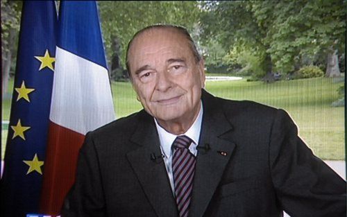 PARIJS - Chirac spreekt dinsdagavond voor de laatste keer het Franse volk toe. Foto EPA