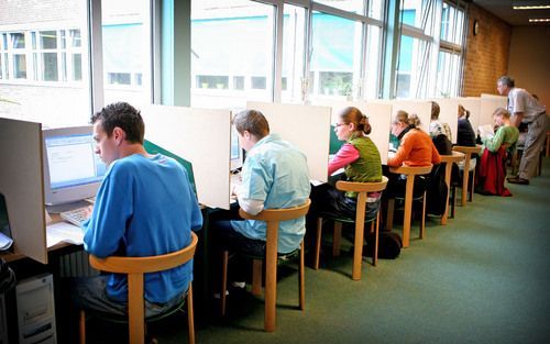 AMERSFOORT – Havisten en vwo’ers begonnen woensdag met hun examens. Op het rooster stonden Nederlands en wiskunde. Foto boven: examenkandidaten van het Van Lodensteincollege in Amersfoort buigen zich achter hun computer over de opgaven. Foto onder: de exa