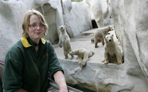 Ewa Bienias bij de ijsberen in Ouwehands Dierenpark.