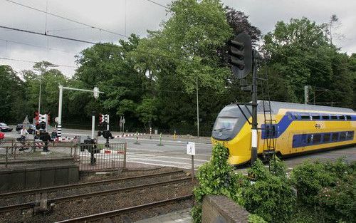 DRIEBERGEN – Het gebied rondom station Driebergen Zeist wordt in 2011 heringericht. De gelijkvloerse spoorwegovergang bij de Hoofdstraat zal plaatsmaken voor een tunnel. Om het stationsgebied beter te laten aansluiten op nabijgelegen landgoederen, komt er